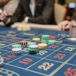 Рулетка казино с фишками и математическими расчётами стратегий выигрыша