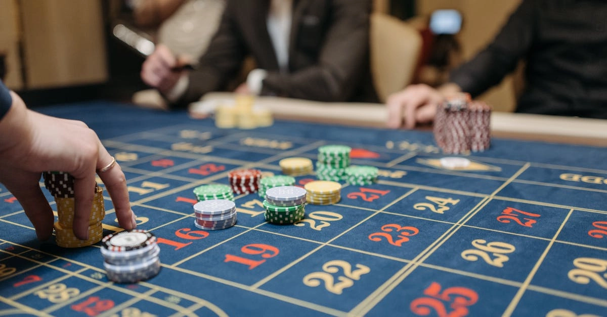 Рулетка казино с фишками и математическими расчётами стратегий выигрыша